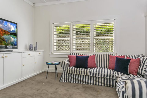 Summery, Spacious 4 Bed Home In Kurraba Point - Accommodation Brisbane 12
