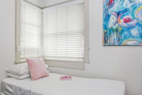 Summery, Spacious 4 Bed Home In Kurraba Point - Accommodation Brisbane 6