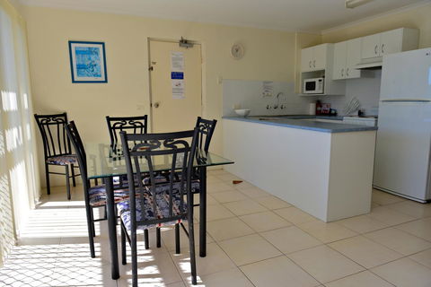 Beach House Holiday Apartments - Accommodation Brisbane 11
