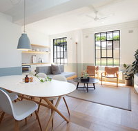 Boutique Sunlit Studio with Designer Furnishings - Accommodation Brisbane