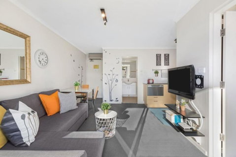 Bright Central Pad With Rooftop Pool, Gym & Parking - Accommodation Brisbane 1