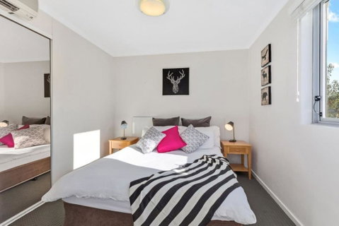 Bright Central Pad With Rooftop Pool, Gym & Parking - Accommodation Brisbane 2