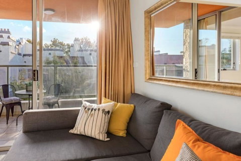 Bright Central Pad With Rooftop Pool, Gym & Parking - Accommodation Brisbane 3