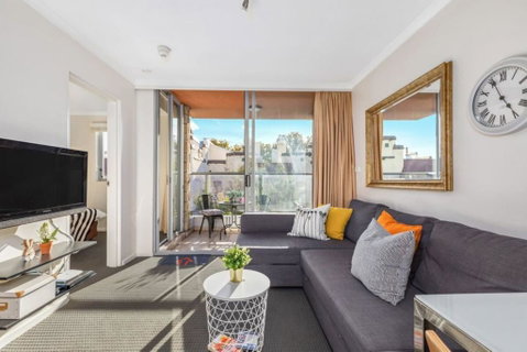Bright Central Pad With Rooftop Pool, Gym & Parking - Accommodation Brisbane 0