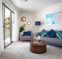 Bright Modern Apartment Steps From Beach and Ferry - Accommodation Brisbane