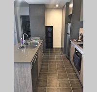Bright Modern Stylish - Top Floor Apt - Woden