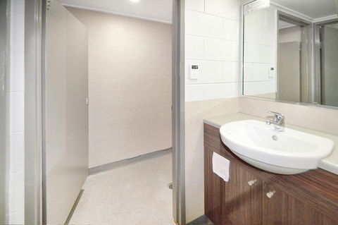 Cairns Adventure Lodge - Cook Your Own Meals In Your Private Kitchen Includes Dishwasher Washing Machine - Accommodation Brisbane 3