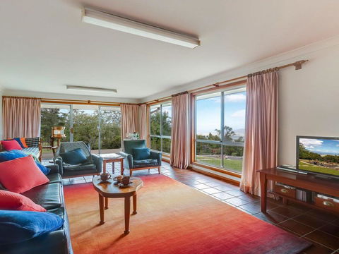 Captain's Lookout - Elevated Ocean Views, Rural Stay - Accommodation Brisbane 3