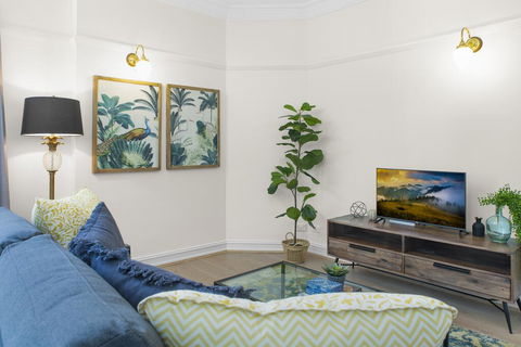 Central Apartment With Spacious Living And Dining - Accommodation Brisbane 2