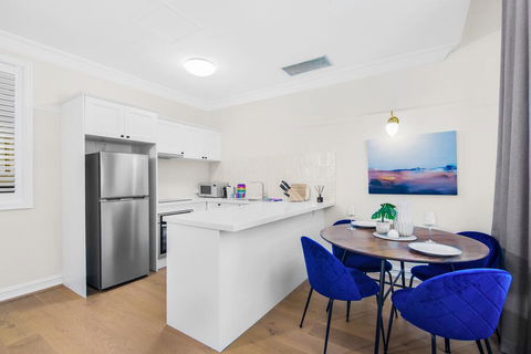 Central Apartment With Spacious Living And Dining - Accommodation Brisbane 3