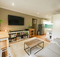 Chic Pet Friendly  500m to the Beach w/ parking - Accommodation Brisbane