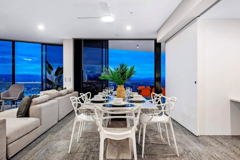 Circle On Cavill Subpenthouse - Accommodation Brisbane 3