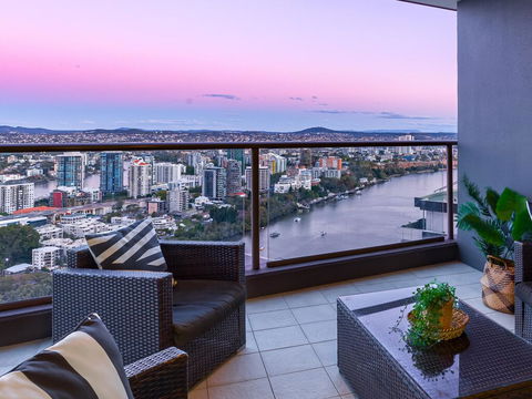 City Sky Home In Africa - River & Story Bridge Views - Accommodation Brisbane 0