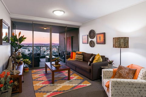 City Sky Home In Africa - River & Story Bridge Views - Accommodation Brisbane 2