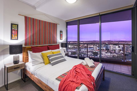 City Sky Home In Africa - River & Story Bridge Views - Accommodation Brisbane 3