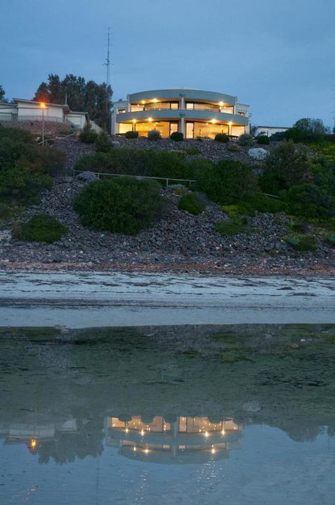 Cliff House Beachfront Villas - Accommodation Brisbane 3