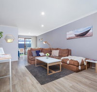 Coastal convenience Walk to the shops  cafes... - Accommodation Brisbane