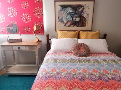 Colourful Creative Artist House Glen Waverley - Accommodation Brisbane 2