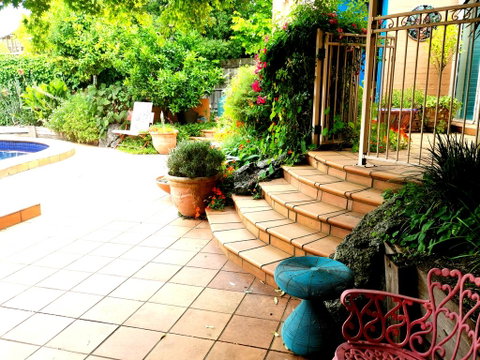 Colourful Creative Artist House Glen Waverley - Accommodation Brisbane 1