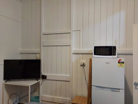 Comfortable Guest Room Closes To Emerald CBD - Accommodation Brisbane 3