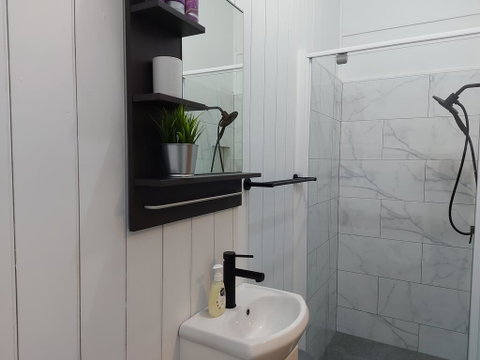 Comfortable Guest Room Closes To Emerald CBD - Accommodation Brisbane 1