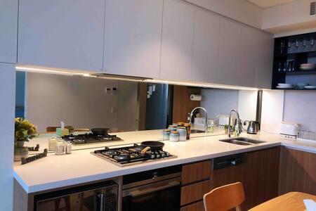Cozy & Convenient 1Bdr Aparment + FREE Parking - Accommodation Brisbane 1