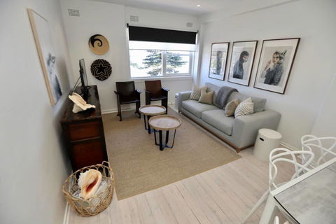 D'Luxe Designer Den Bondi-Ocean View Apartment - Accommodation Brisbane 3