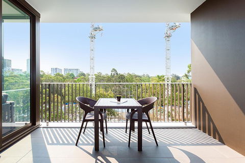Designer Apartment With Balcony In Quiet Suburb - Accommodation Brisbane 3