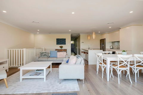 DESIGNER HOLIDAY BEACH PAD // 4 BED // COPA - Accommodation Brisbane 3