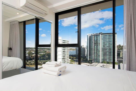 Elite Elegance 2BR@Hamilton APT With Parking - Accommodation Brisbane 3