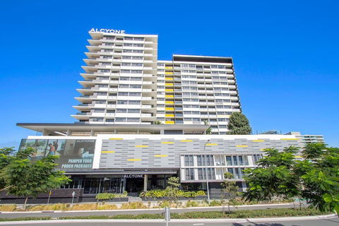 Elite Elegance 2BR@Hamilton APT With Parking - Accommodation Brisbane 0