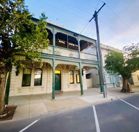 Entire Townhouse in Heart of Echuca's Port CBD - 15 guest capacity