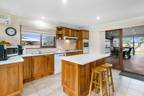 Family Getaway - Walk To Bay Beach - Accommodation Brisbane 1