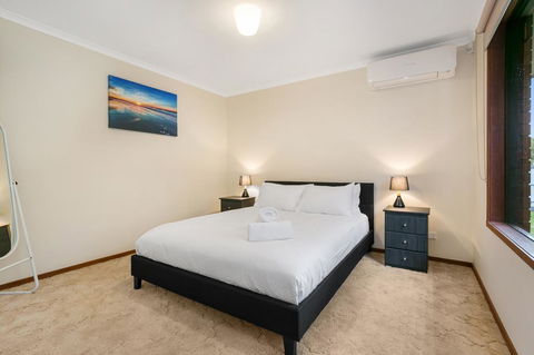 Family Getaway - Walk To Bay Beach - Accommodation Brisbane 3