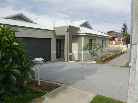 Frangipani Villa Innaloo - Accommodation Brisbane 2