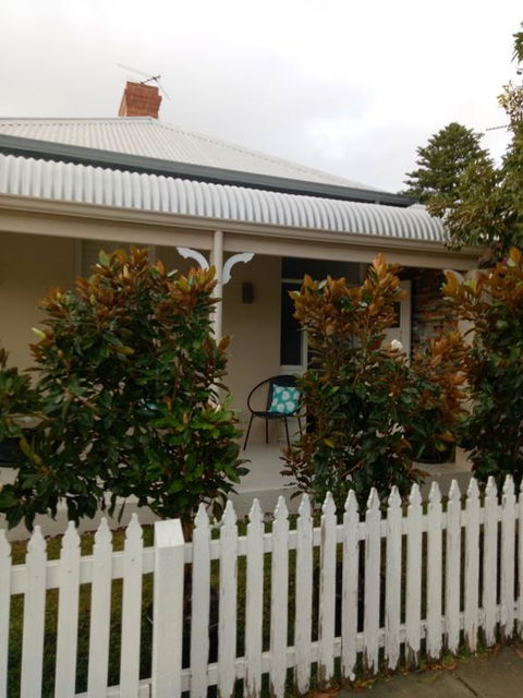 FUNKY COTTAGE - Accommodation Brisbane 0