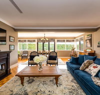 Hedge House - luxury space style great location - Accommodation Brisbane