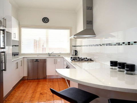 Hidden Gem In Cafe Strip! Chadstone + King Bed - Accommodation Brisbane 1