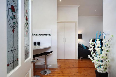 Hidden Gem In Cafe Strip! Chadstone + King Bed - Accommodation Brisbane 2