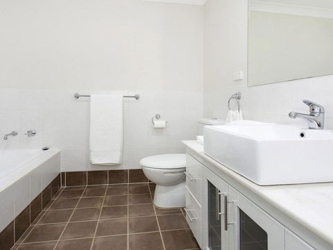 Hidden Gem On Manning - Great Location Opposite Surf Beach - Accommodation Brisbane 2