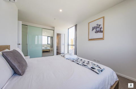 KOZYGURU BROADBEACH AMAZING VIEW 2 BED APT + FREE PARKING WALK TO BEACH QBR004 - Accommodation Brisbane 2