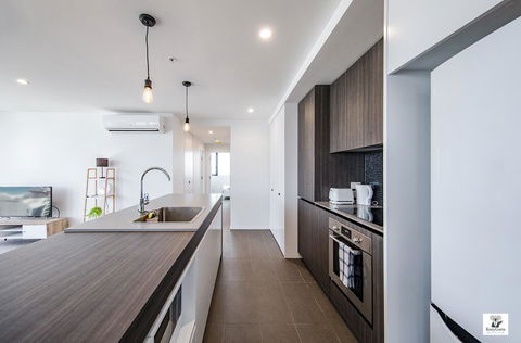 KOZYGURU BROADBEACH AMAZING VIEW 2 BED APT + FREE PARKING WALK TO BEACH QBR004 - Accommodation Brisbane 3