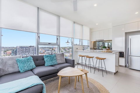 KOZYGURU NEWSTEAD DESIGNER 2 BED APT FREE PARKING POOL + GYM QNE088 - Accommodation Brisbane 0