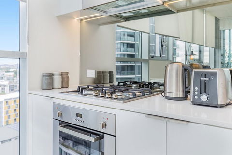KOZYGURU NEWSTEAD DESIGNER 2 BED APT FREE PARKING POOL + GYM QNE088 - Accommodation Brisbane 1