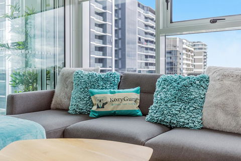 KOZYGURU NEWSTEAD DESIGNER 2 BED APT FREE PARKING POOL + GYM QNE088 - Accommodation Brisbane 2