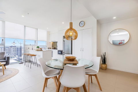 KOZYGURU NEWSTEAD DESIGNER 2 BED APT FREE PARKING POOL + GYM QNE088 - Accommodation Brisbane 3
