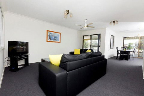 LAKE HOUSE ON ELOUERA - Accommodation Brisbane 3