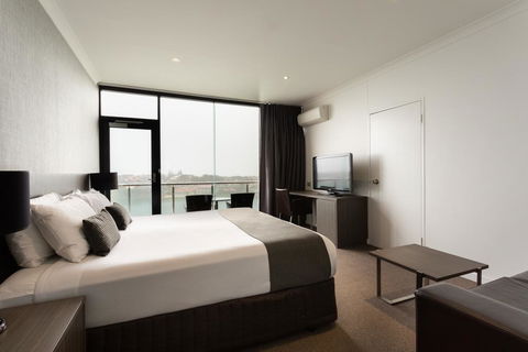 Lakes Hotel - Accommodation Brisbane 3