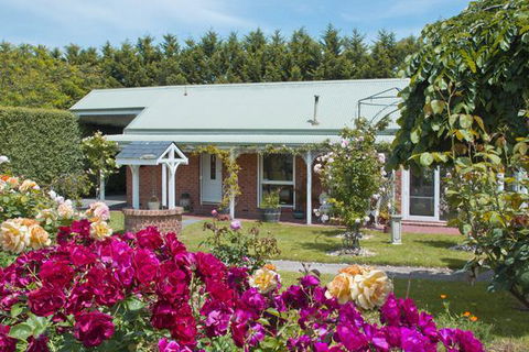 Lakeside Cottage Luxury B&B - Accommodation Brisbane 1