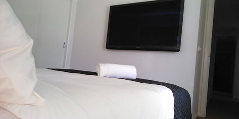 Lakeside Retreat & Business - Accommodation Brisbane 1